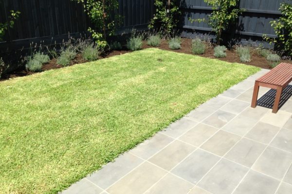 small_backyard_turf_patio_bluestone_2